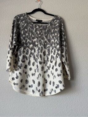 Design 365 Gray & Cream Leopard Print Sweater